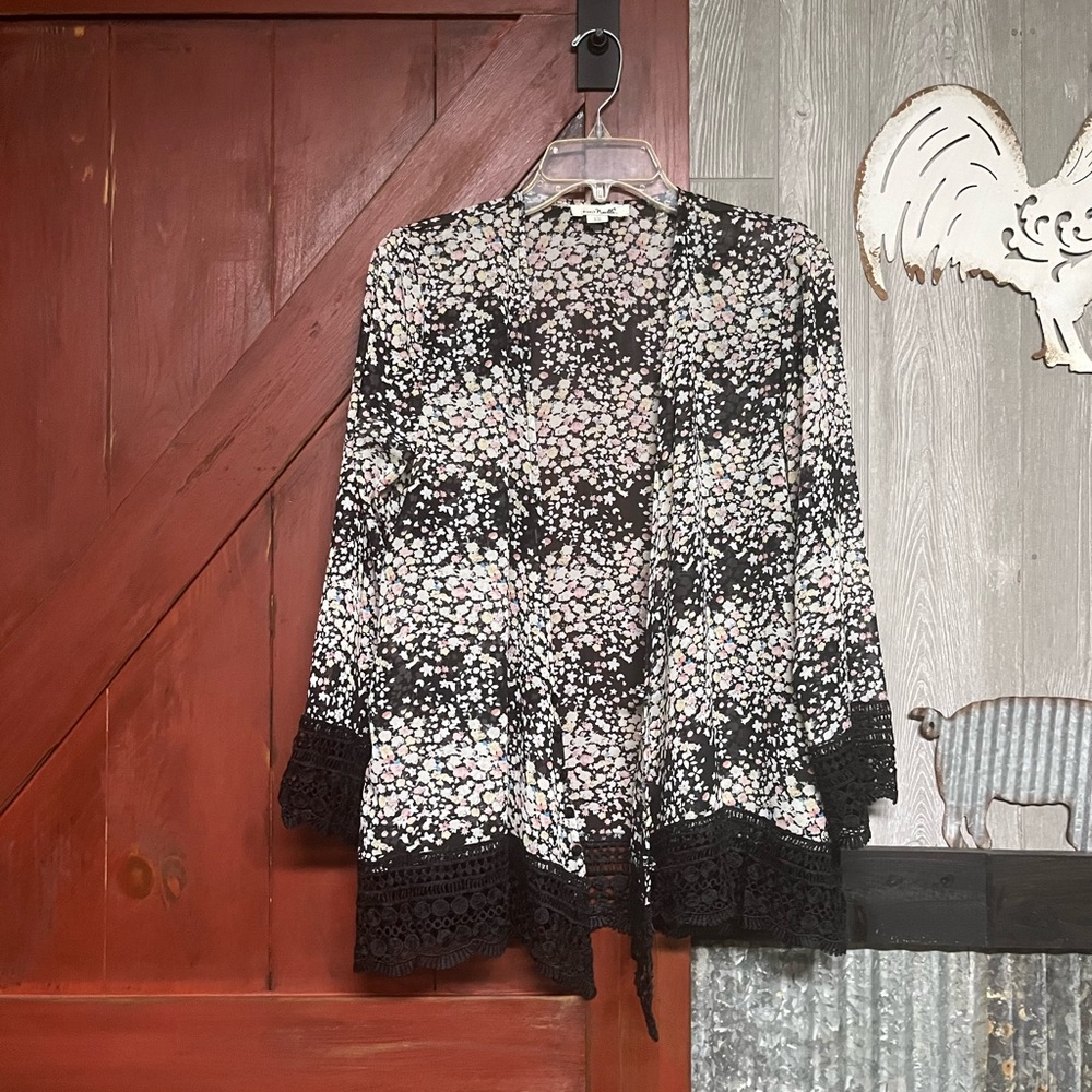 Simply Noelle Black and White Floral Top